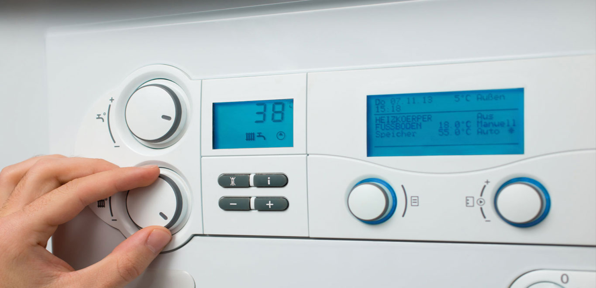 Técnico Reparando Caldera Ferroli